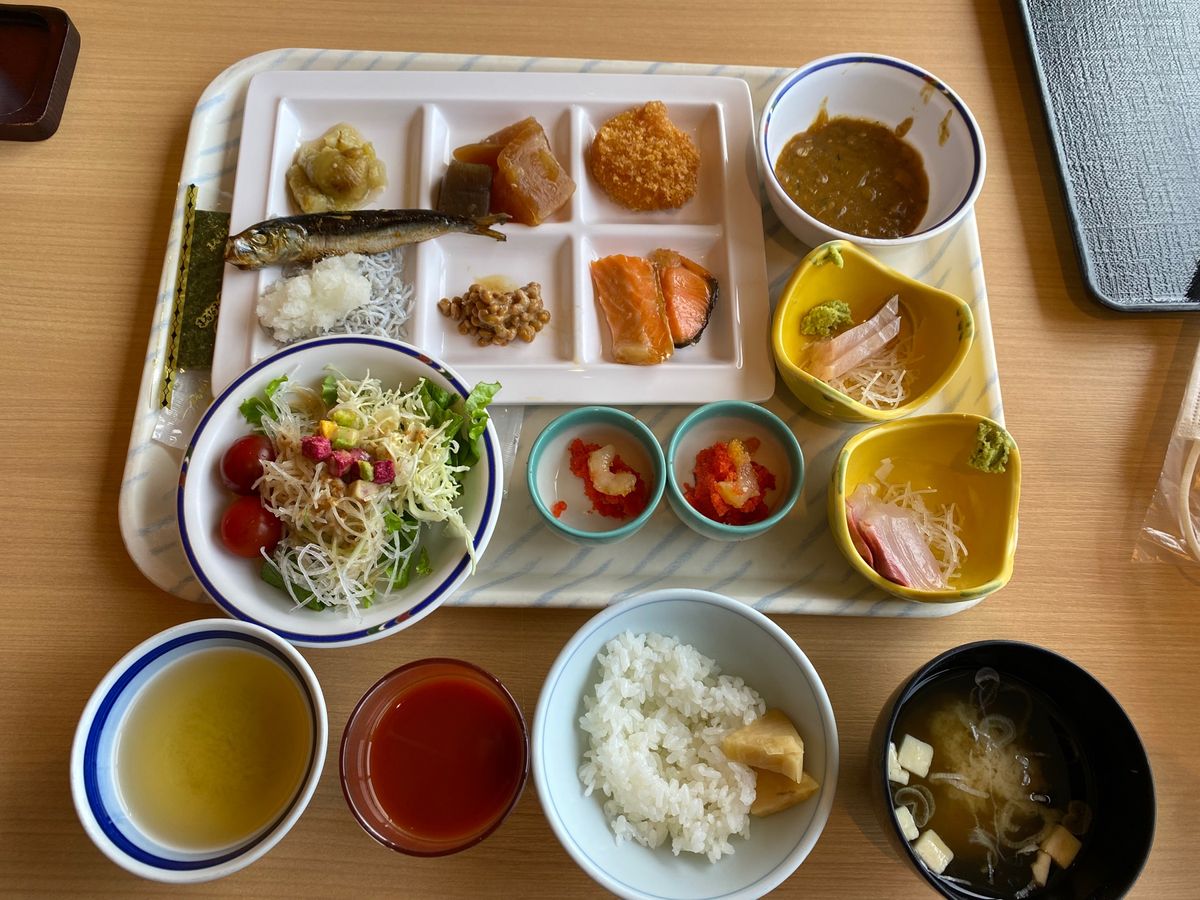 かんぽの宿九十九里の朝食🥞
バイキングでお刺身もあり嬉しい😆
たらふくいた...