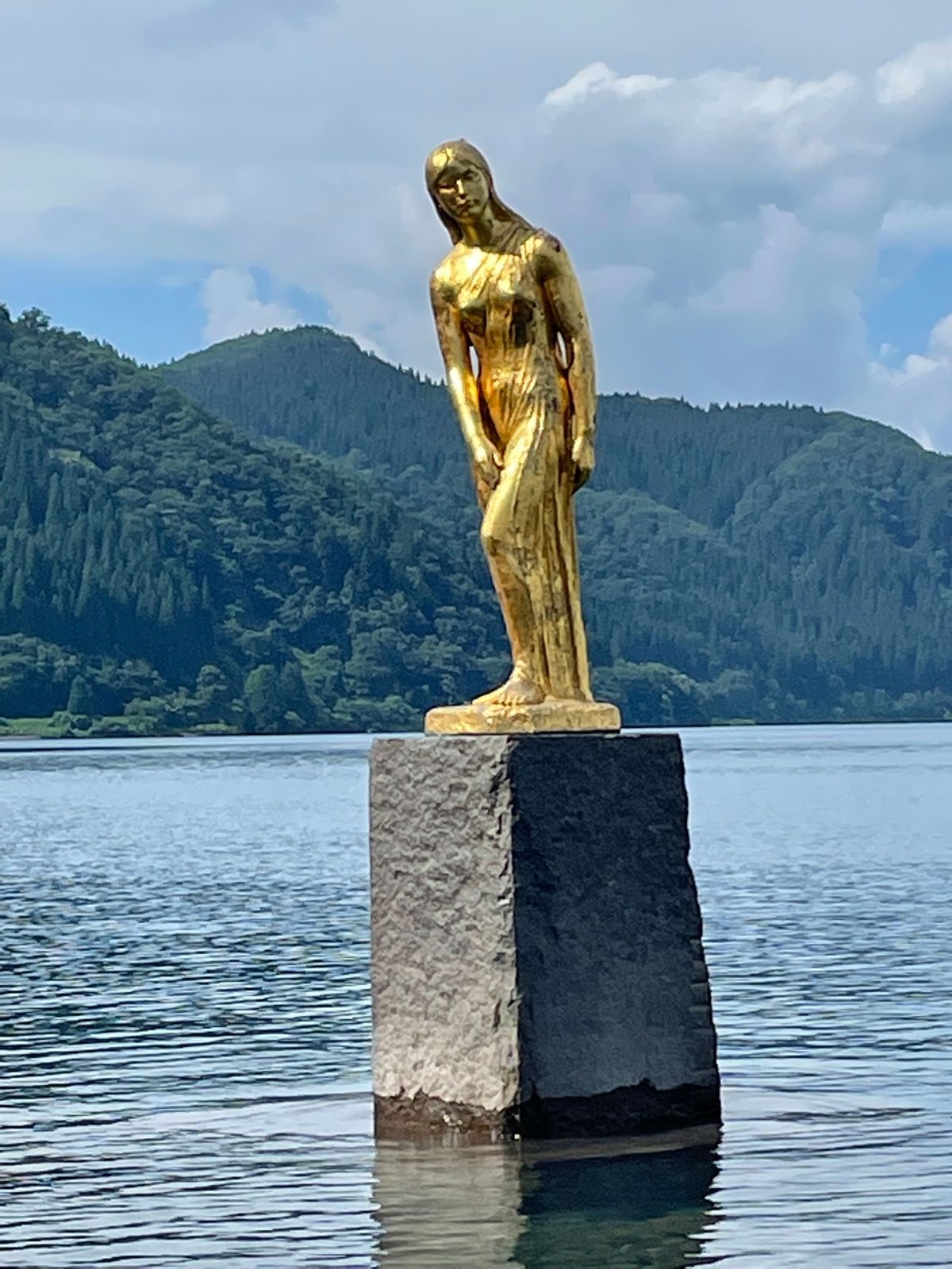 小岩井農場で羊をみて、アーチェリーを体験。
その後田沢湖へ。竜子姫を探して...