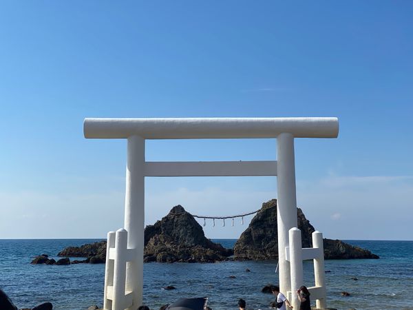 日本・佐賀県「糸島、唐津旅！」の写真：二見の夫婦岩！
意外と鳥居の中にすっぽり...