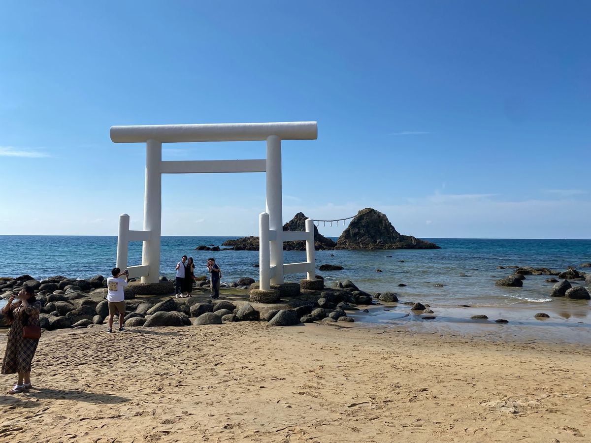 二見の夫婦岩！
意外と鳥居の中にすっぽり入らない！
天気良くて最高！