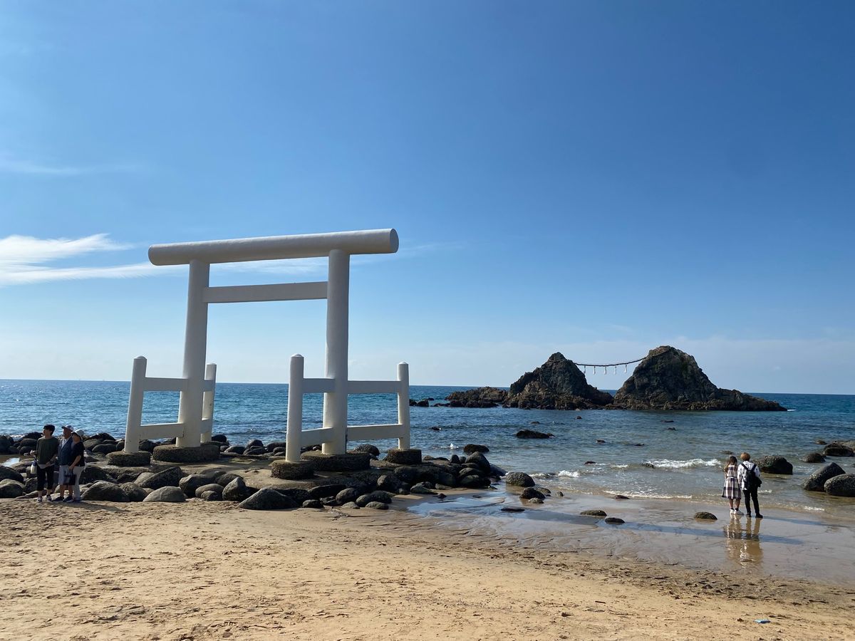 二見の夫婦岩！
意外と鳥居の中にすっぽり入らない！
天気良くて最高！