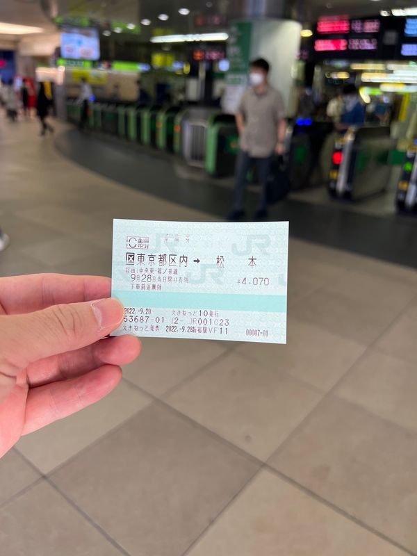 日本・長野「上高地で空気を味わう旅」の写真：7時の電車で新宿から松本へ！