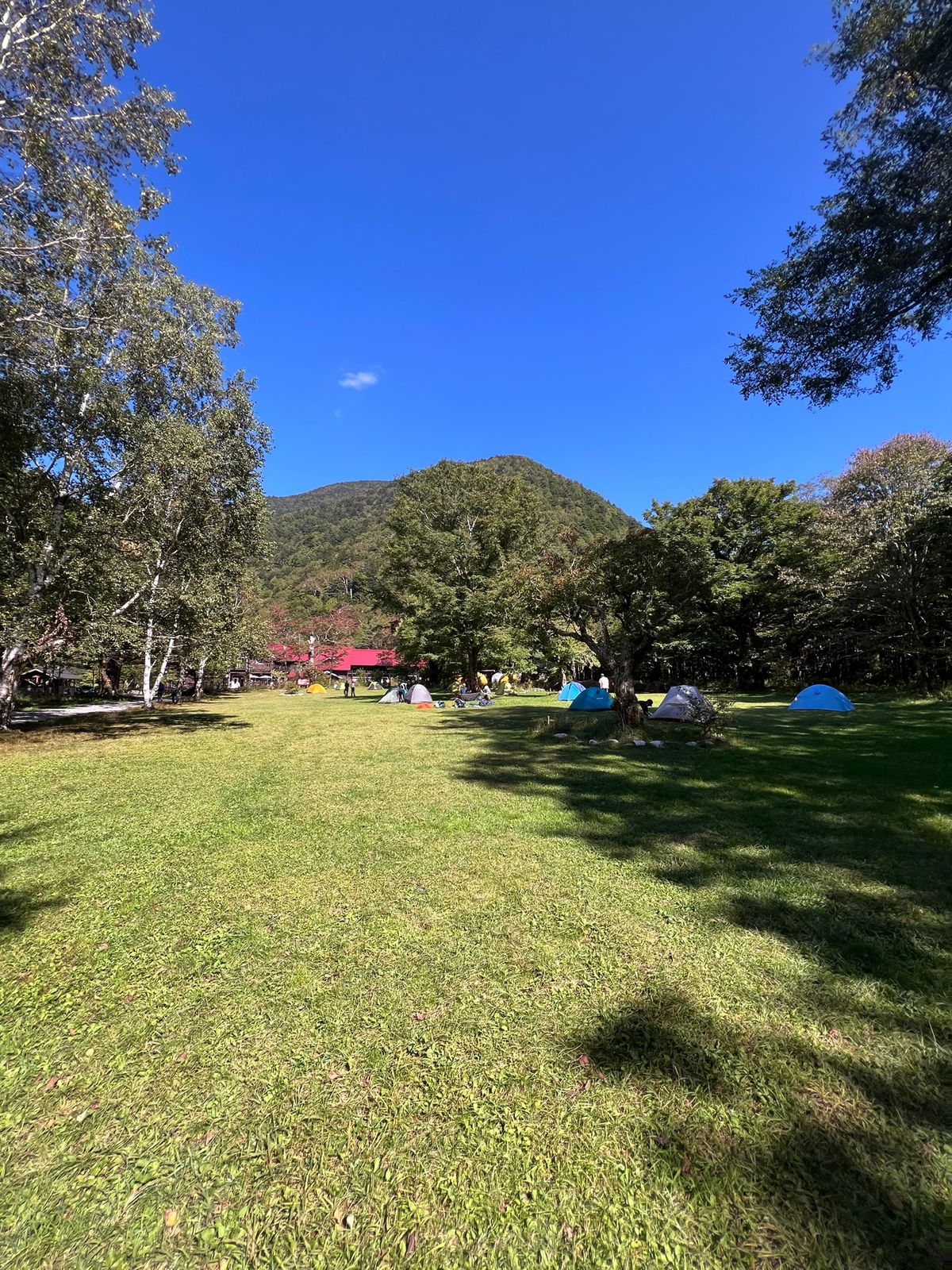 明神池から徳沢へ

短い坂道があったくらいでほぼ平坦な道
1時間弱で徳沢に...