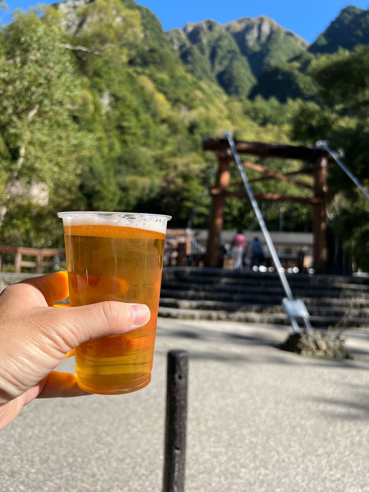 大正池から河童橋に戻る

帰りは1時間強で到着

河童橋から大正池側は道も...