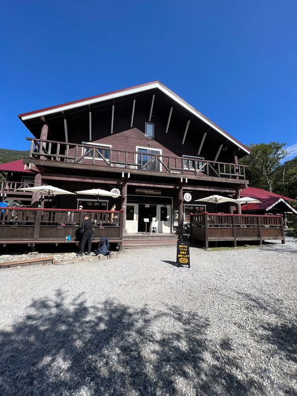 日本・長野「上高地で空気を味わう旅」の写真：明神池から徳沢へ

短い坂道があったくら...