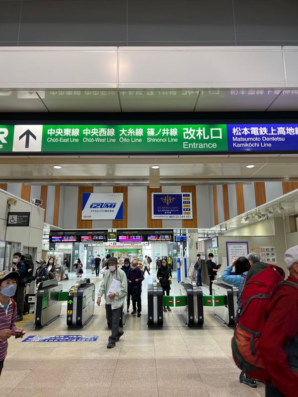 日本・長野「上高地で空気を味わう旅」の写真：松本駅到着
バスターミナルに移動して上高...
