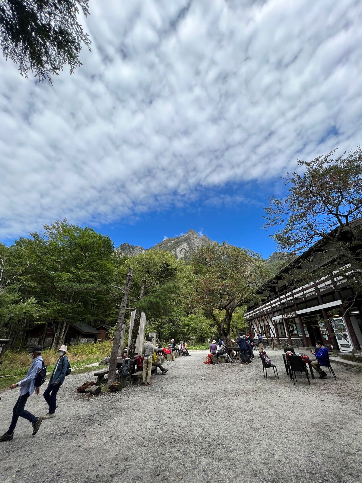 明神池へ
河童橋からは大体1時間弱で到着します
道は平坦な山道という感じで...