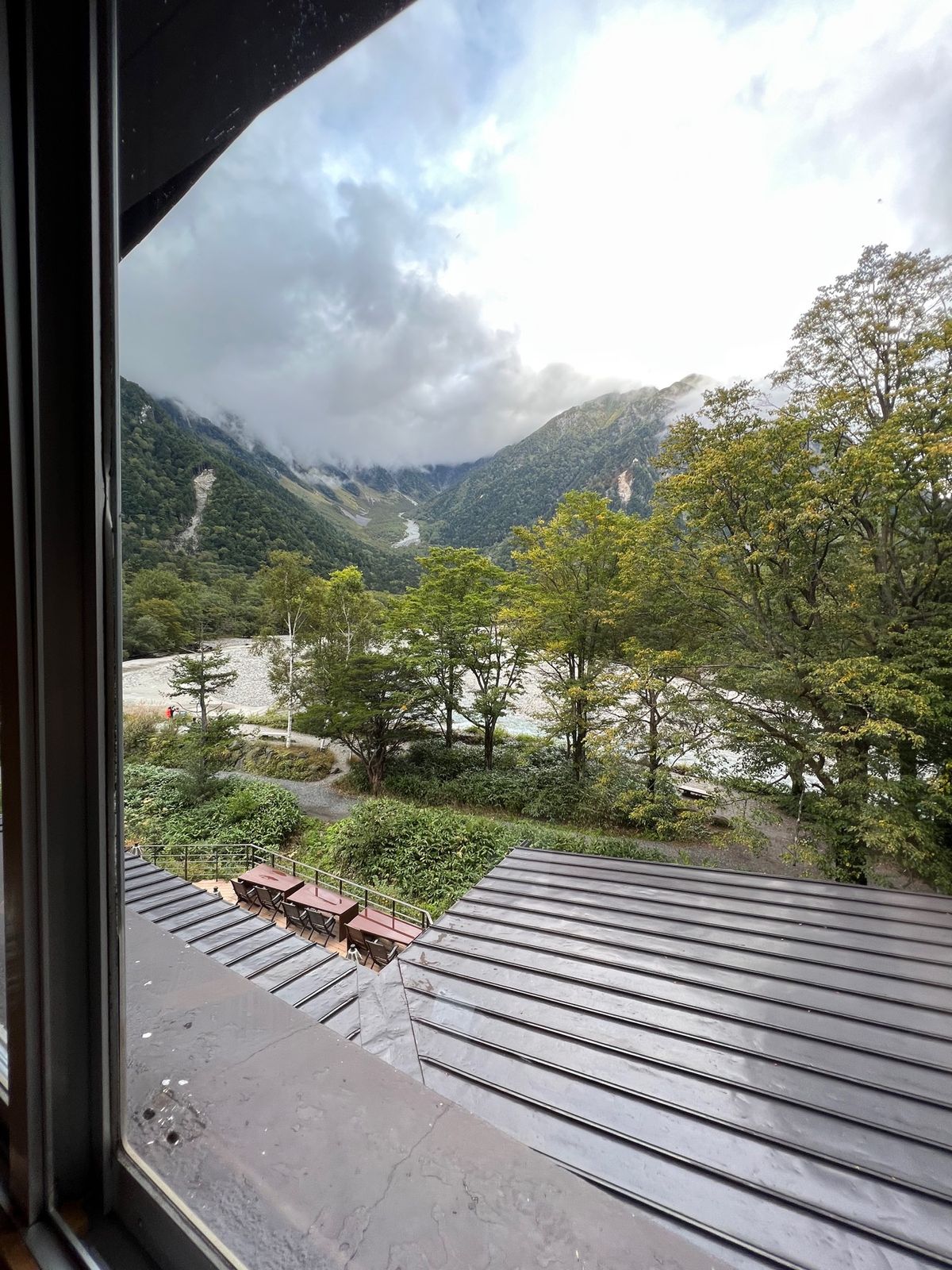 白樺荘にチェックイン

部屋は穂高側の部屋です。ちょい天気が悪いけど素晴ら...