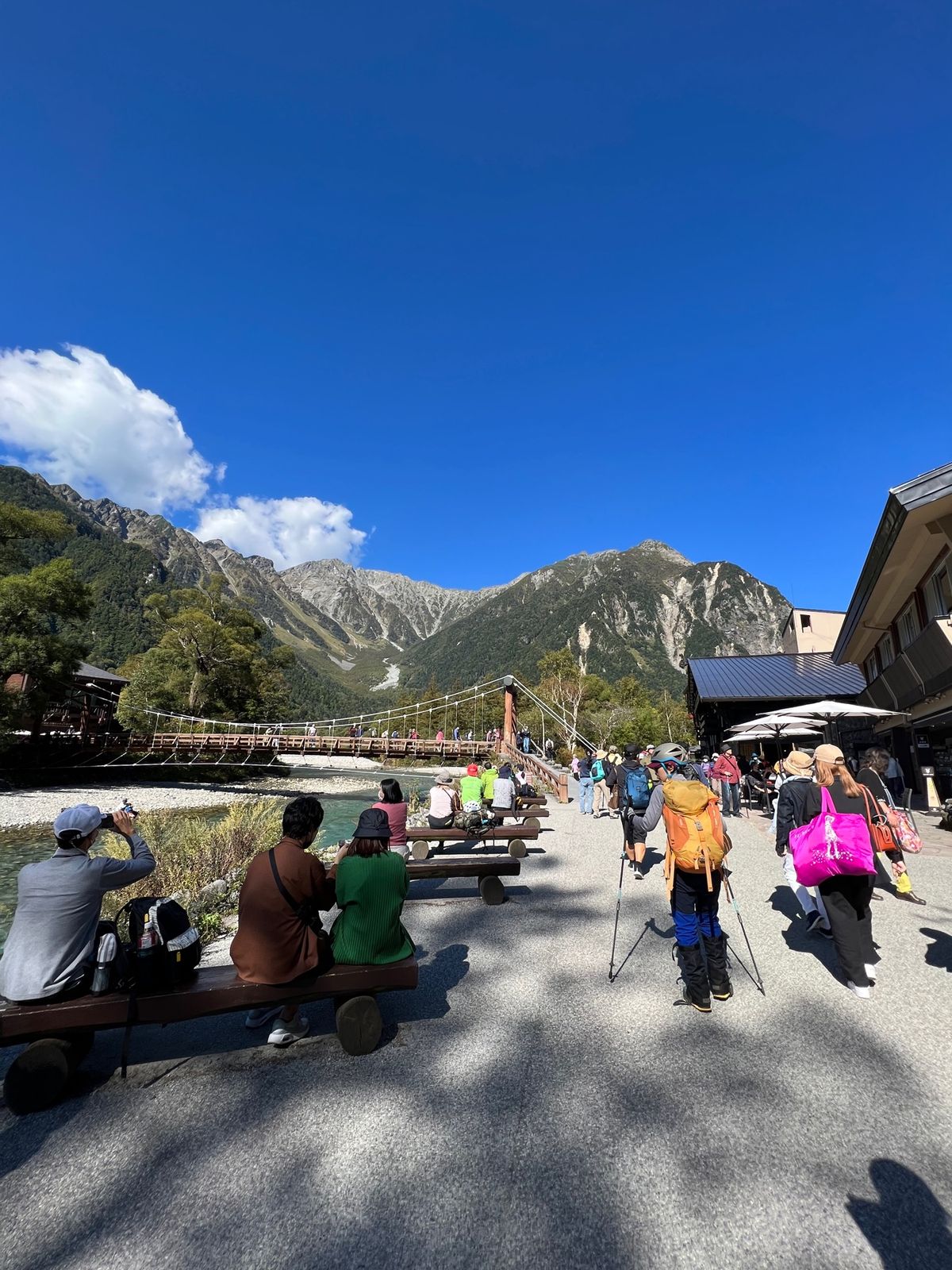 大正池から河童橋に戻る

帰りは1時間強で到着

河童橋から大正池側は道も...