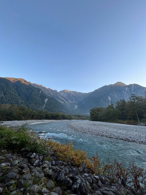 日本・長野「上高地で空気を味わう旅」の写真：朝食前にホテルの前でタイムラプス撮影。
...