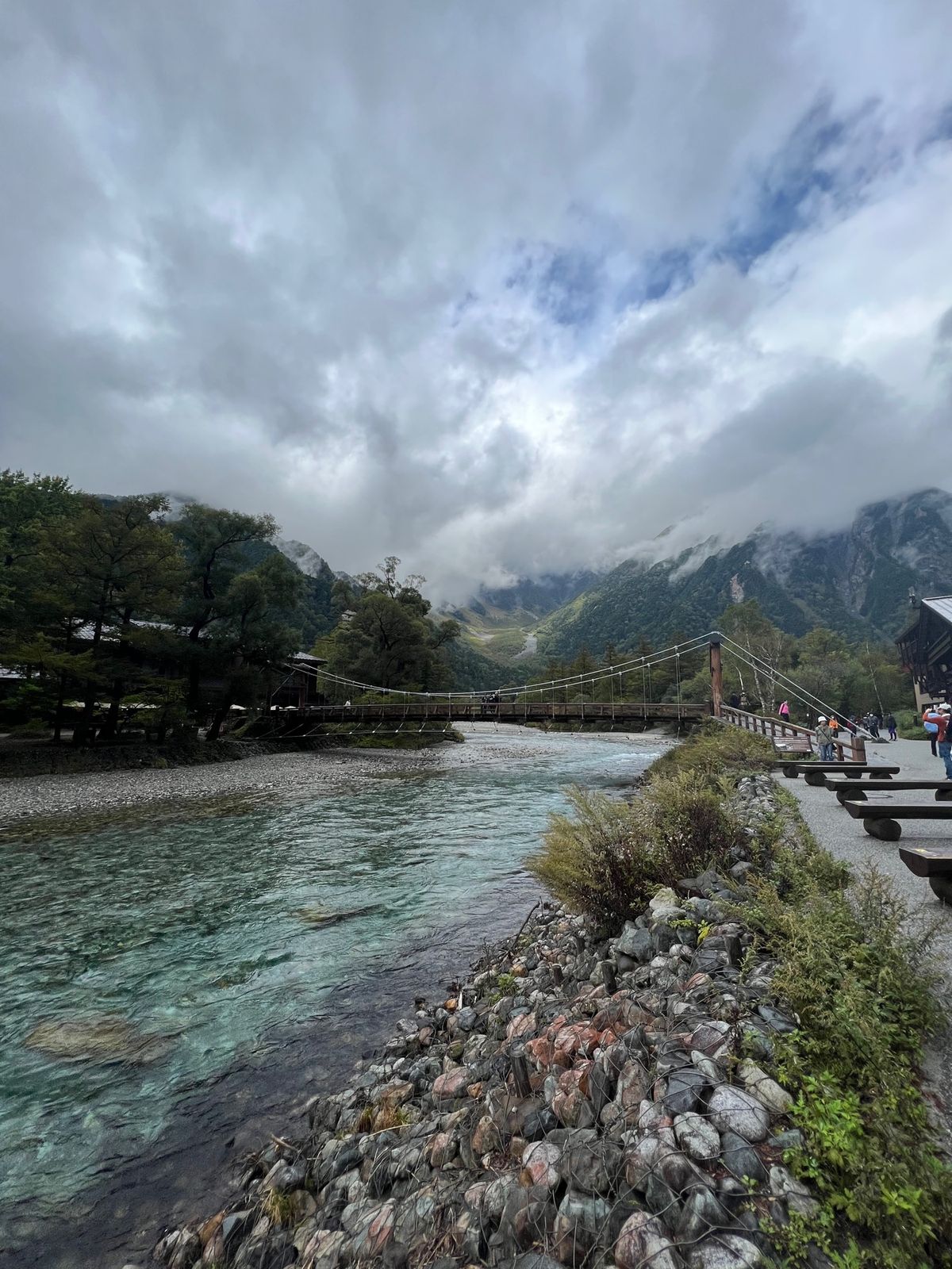1時間半ほどバスに乗り上高地に到着！バス停留所から河童橋までは歩いて5分ほ...