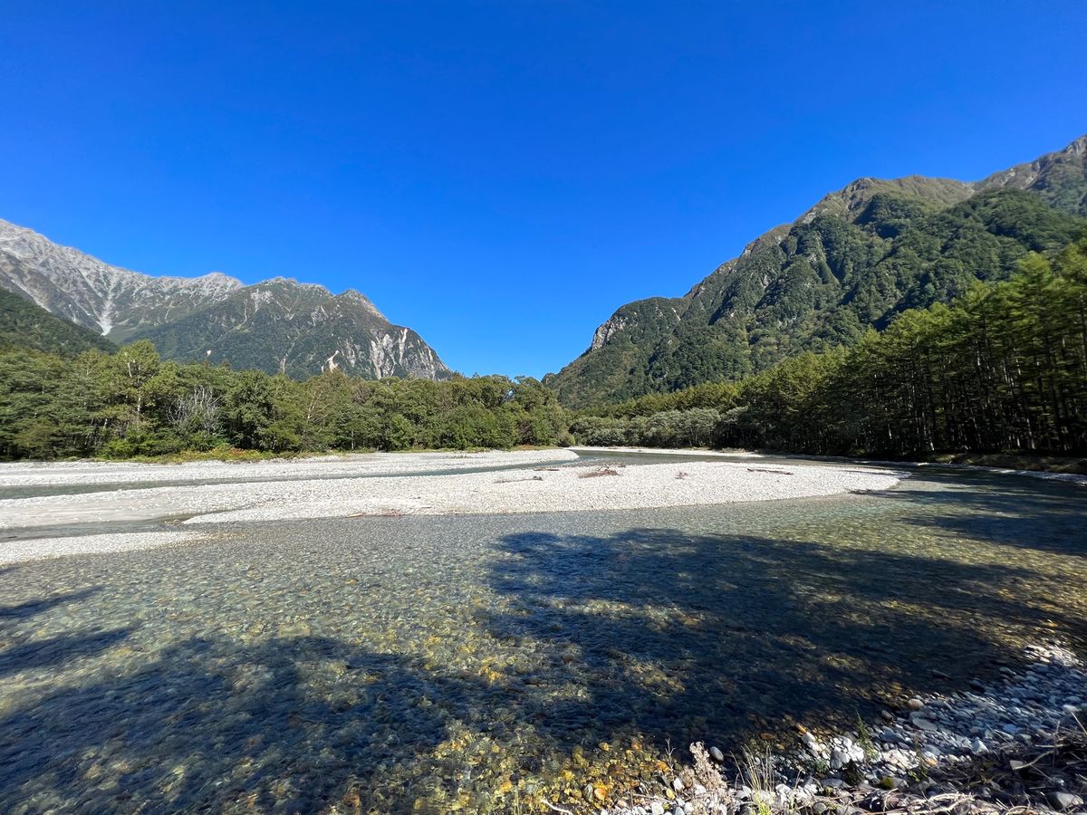 大正池から河童橋に戻る

帰りは1時間強で到着

河童橋から大正池側は道も...