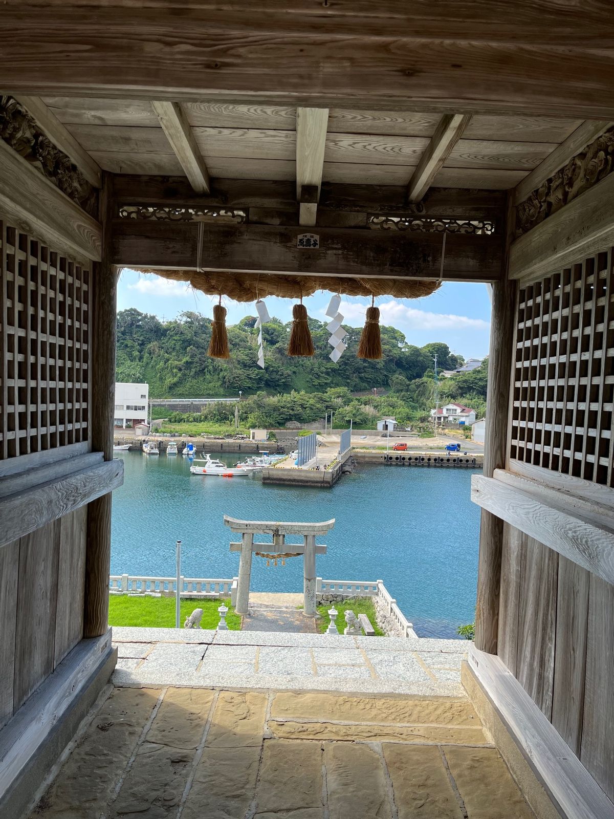 📍田嶋神社

門から見える景色が最高でした◎
普段海を見ないから、海見ると...