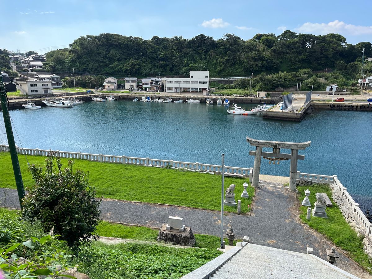 📍田嶋神社

門から見える景色が最高でした◎
普段海を見ないから、海見ると...