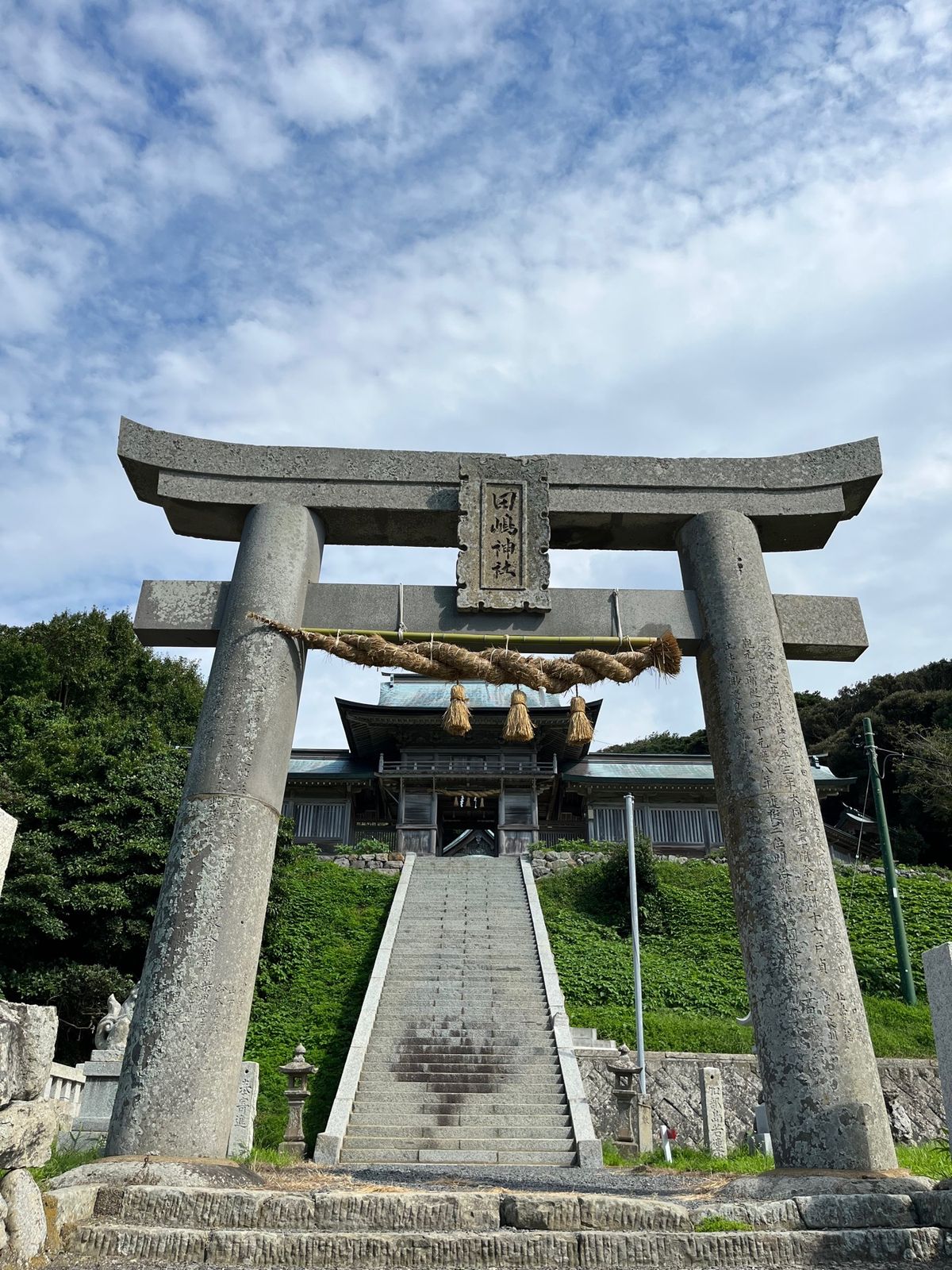 📍田嶋神社

門から見える景色が最高でした◎
普段海を見ないから、海見ると...