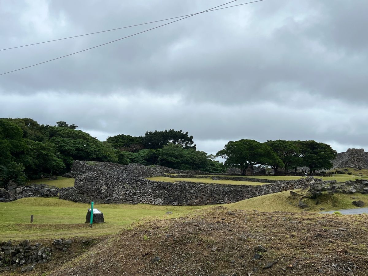 今帰仁　慶佐次
●慶佐次（げさじ）の又吉コーヒーのピンクと白のブーゲンビリ...