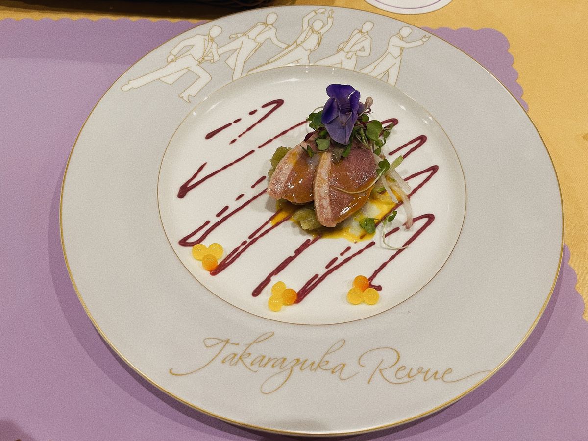 終演後は、レストランで宙組公演限定メニューを食べました！
お土産？も無事買...