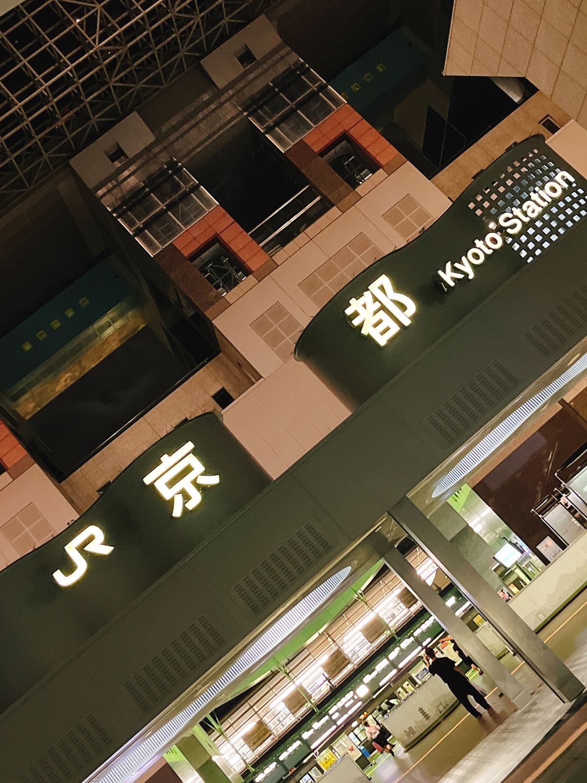 新大阪到着！
そのままJRに乗り換えて京都へ！
お腹がすいたので有名なラー...