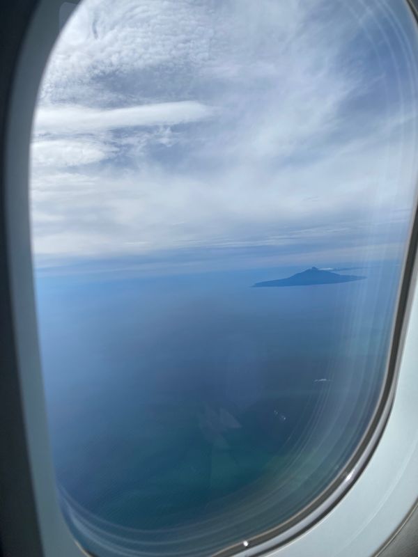日本・北海道「稚内旅！」の写真：飛行機から見た利尻岳！
と
一面雲！