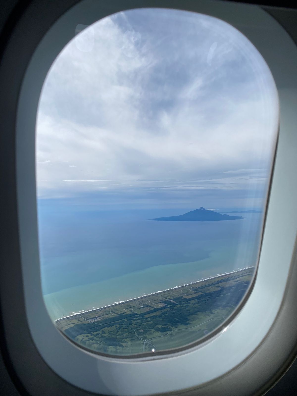 飛行機から見た利尻岳！
と
一面雲！