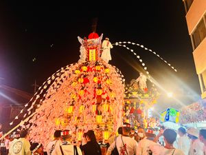 すれ違う時に町内会ごと、飾りを交換こするんだそう。大きなお祭り文化の無い私...