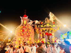 すれ違う時に町内会ごと、飾りを交換こするんだそう。大きなお祭り文化の無い私...