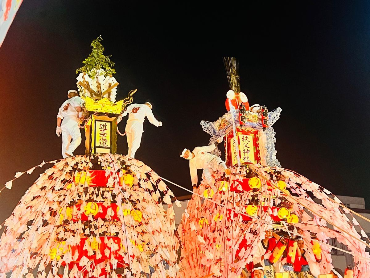 すれ違う時に町内会ごと、飾りを交換こするんだそう。大きなお祭り文化の無い私...