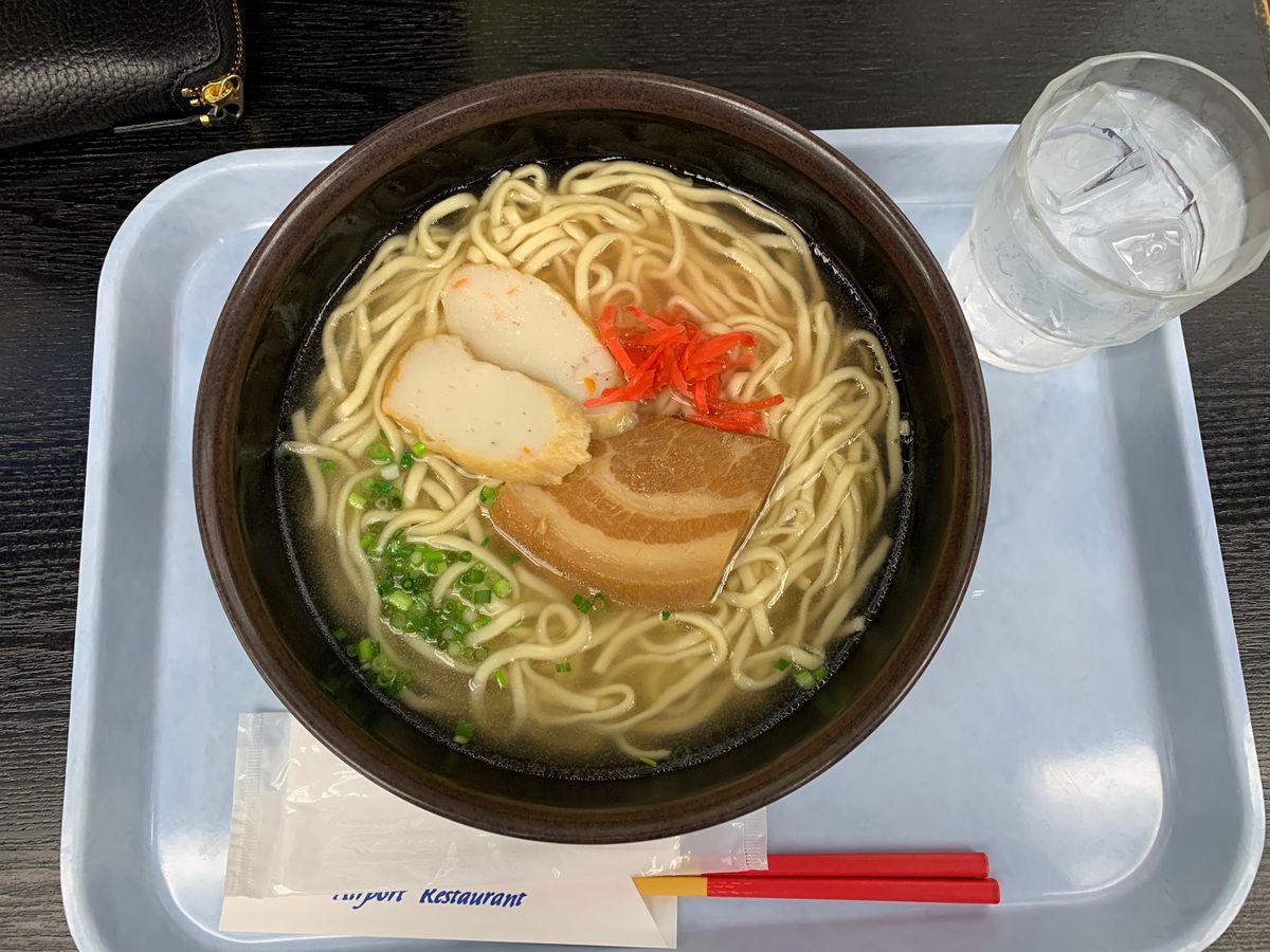 旅の締めは那覇空港で沖縄そば