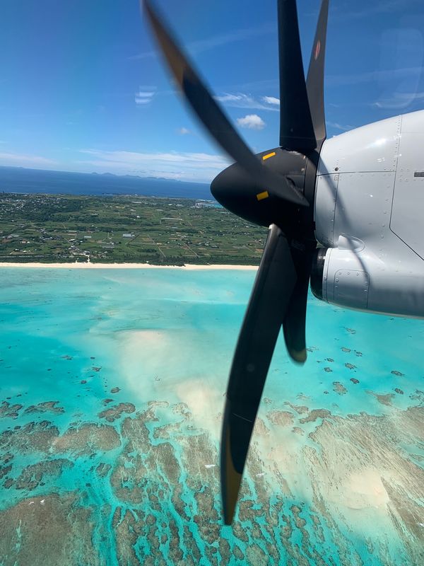 日本・与論島「与論島」の写真：鹿児島空港から小型の飛行機で与論島へ✈️...