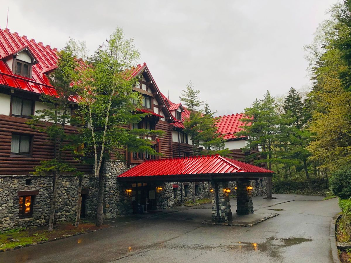 五千尺ホテルでお茶をしていたらだんだん大雨に…
ホテルに戻ると山の姿はあり...