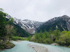 五千尺ホテルでお茶をしていたらだんだん大雨に…
ホテルに戻ると山の姿はあり...