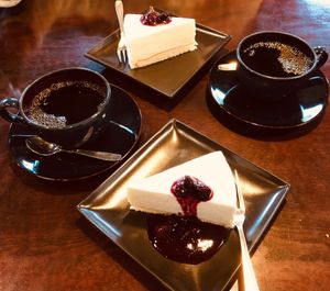 五千尺ホテルでお茶をしていたらだんだん大雨に…
ホテルに戻ると山の姿はあり...