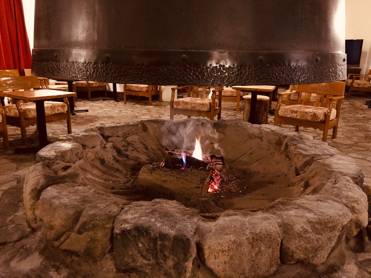 外は嵐…以前もこんな日はあったそうで、上高地に100人近く足止めになったそ...