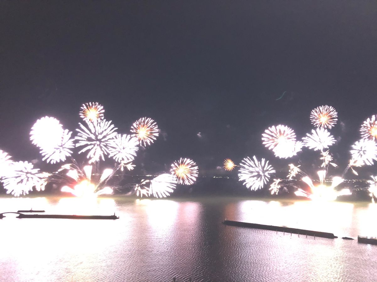 食事のあと、琵琶湖で花火が上がりました。
真冬の花火、綺麗でした。
