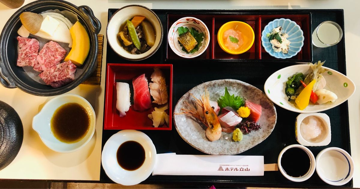 宿泊は、ホテル立山。
お昼は、ここの白エビかき揚げ丼。
夜は山岳ホテルだと...