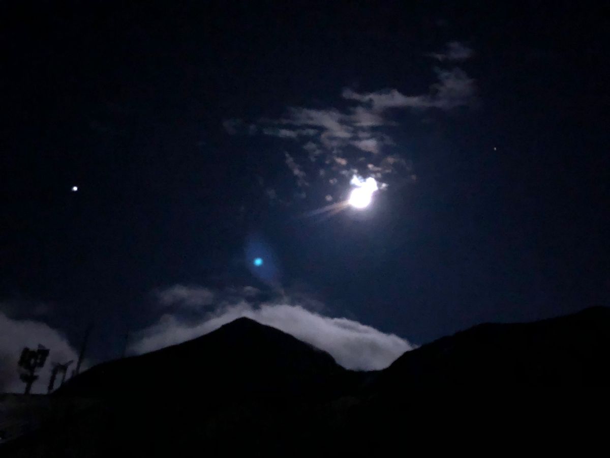 宿泊は、ホテル立山。
お昼は、ここの白エビかき揚げ丼。
夜は山岳ホテルだと...