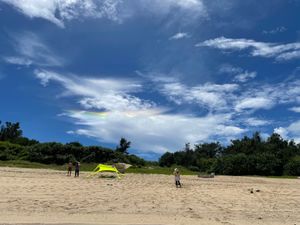 にわか雨から晴れに天気が移り変わる。
そして、突然出てきた彩雲は鮮やかで大...