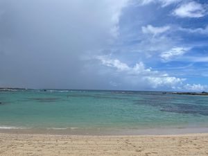 にわか雨から晴れに天気が移り変わる。
そして、突然出てきた彩雲は鮮やかで大...