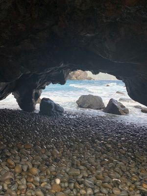 ホノホシ海岸🌊
ここはいつきても荒波、そして大きな岩山。自然の偉大さ雄大さ...