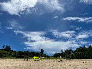 にわか雨から晴れに天気が移り変わる。
そして、突然出てきた彩雲は鮮やかで大...