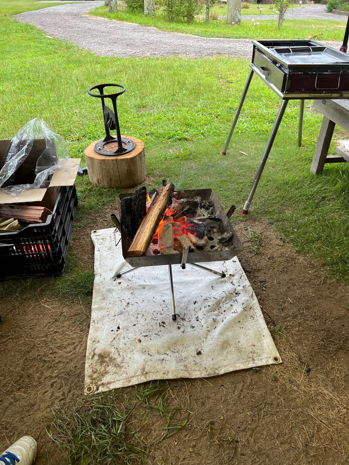 朝も少し焚き火をし、昨夜の残りの肉と、焼き忘れていたホタテを焼き終了！

...
