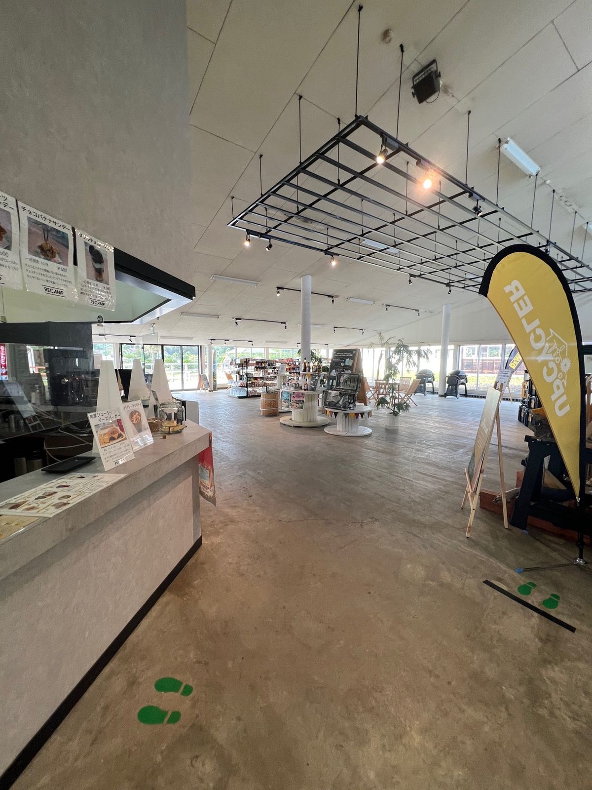 RECAMP館山に到着
都内からだとノンストップでは2時間弱だけど、昼食べ...