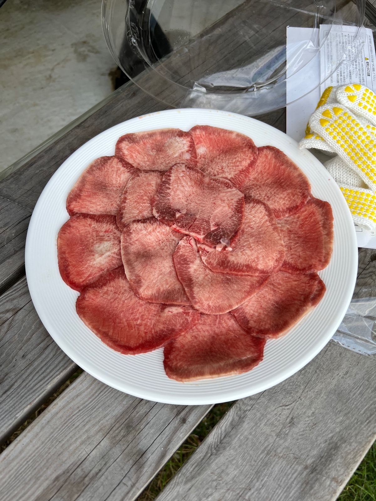 早速焚き火で炭を作り肉を焼く。

麻布十番の喜多川さんで買った牛タン、せせ...
