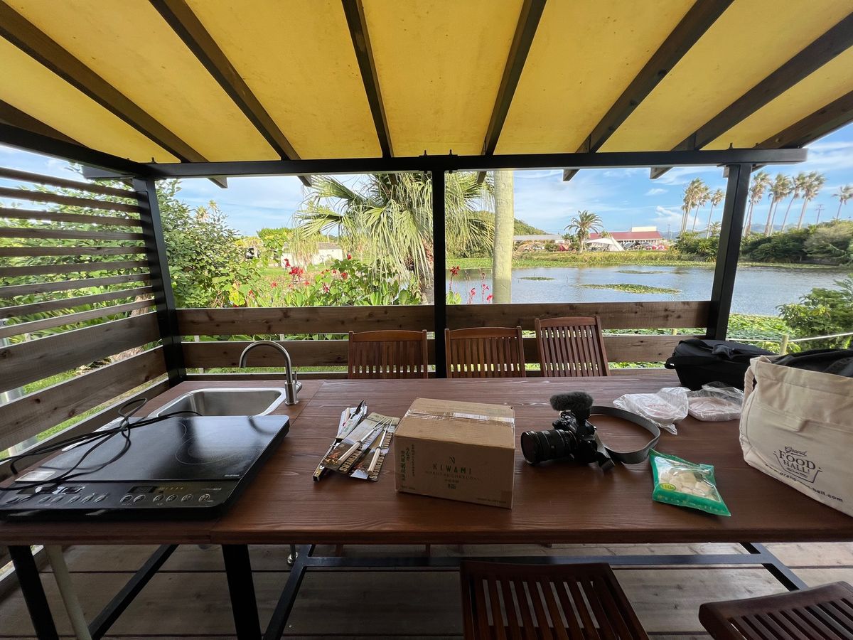 RECAMP館山のタイニーハウスに到着。車は小屋の横につけられます。

一...