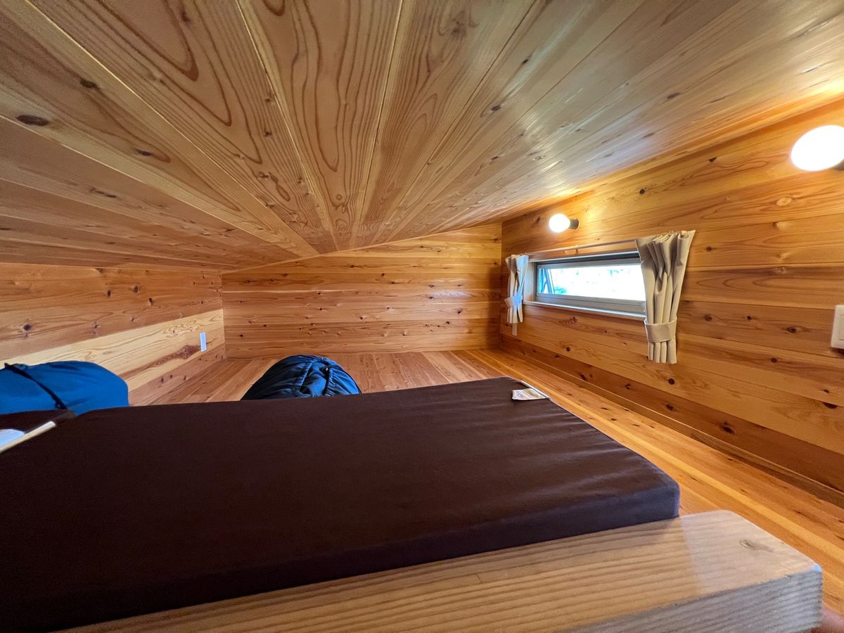RECAMP館山のタイニーハウスに到着。車は小屋の横につけられます。

一...