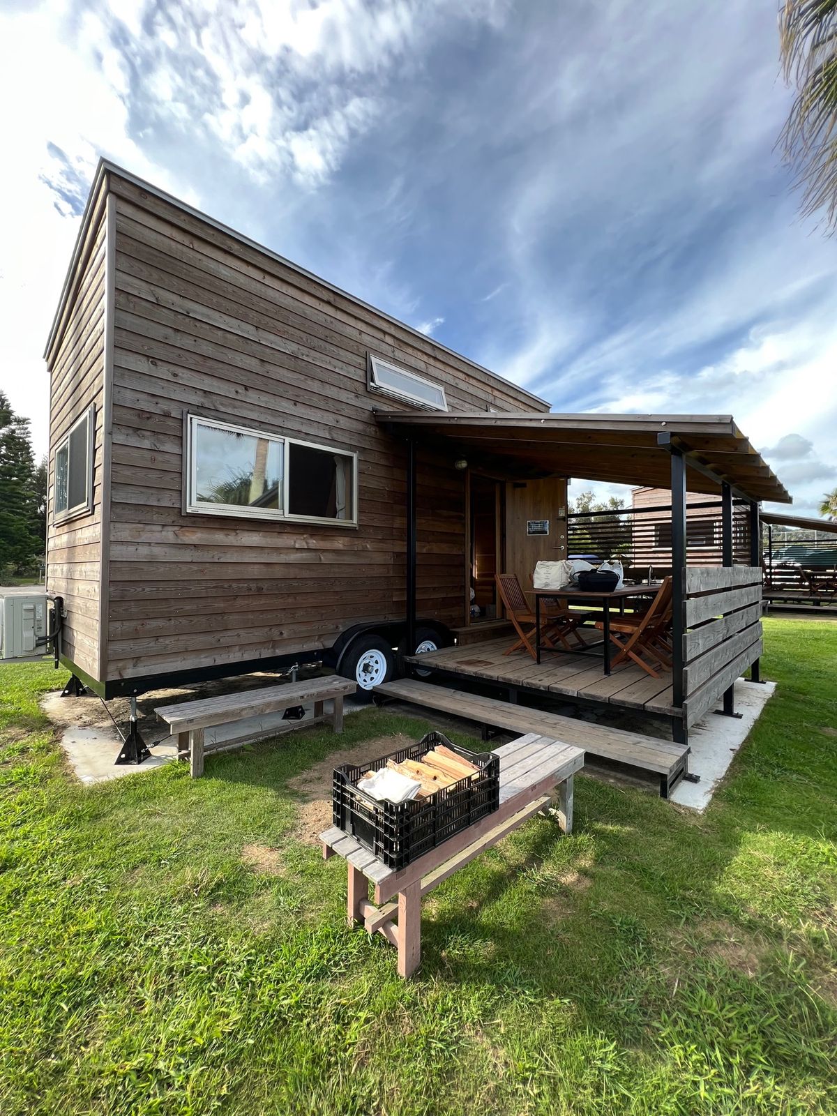 RECAMP館山のタイニーハウスに到着。車は小屋の横につけられます。

一...