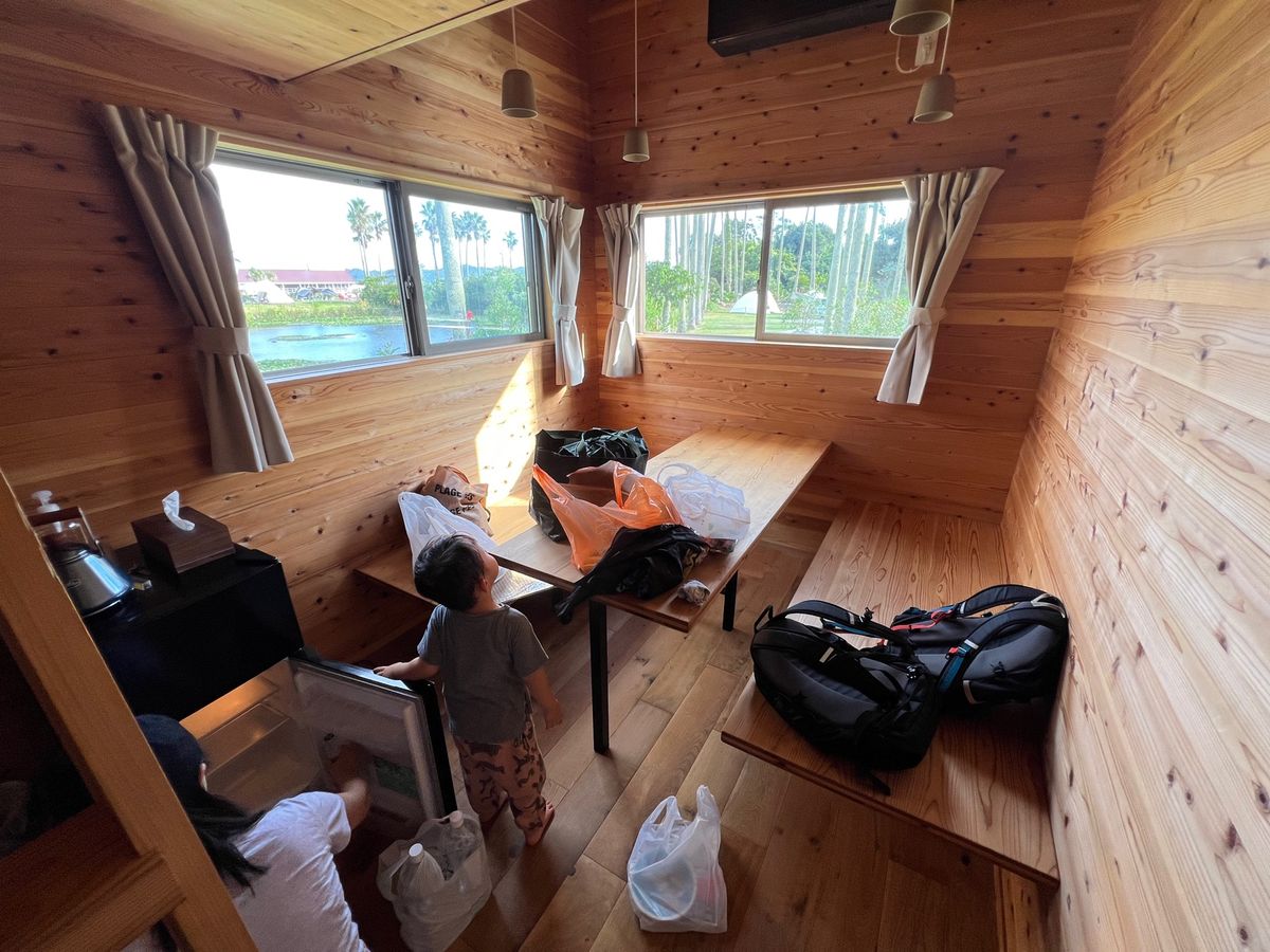 RECAMP館山のタイニーハウスに到着。車は小屋の横につけられます。

一...