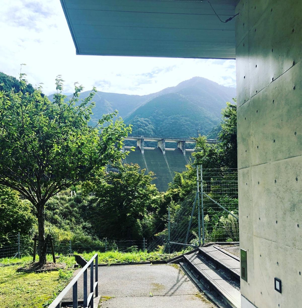 本命に行く前に寄り道。
バスの終点にはダムがあった！ということで、野洲川ダ...