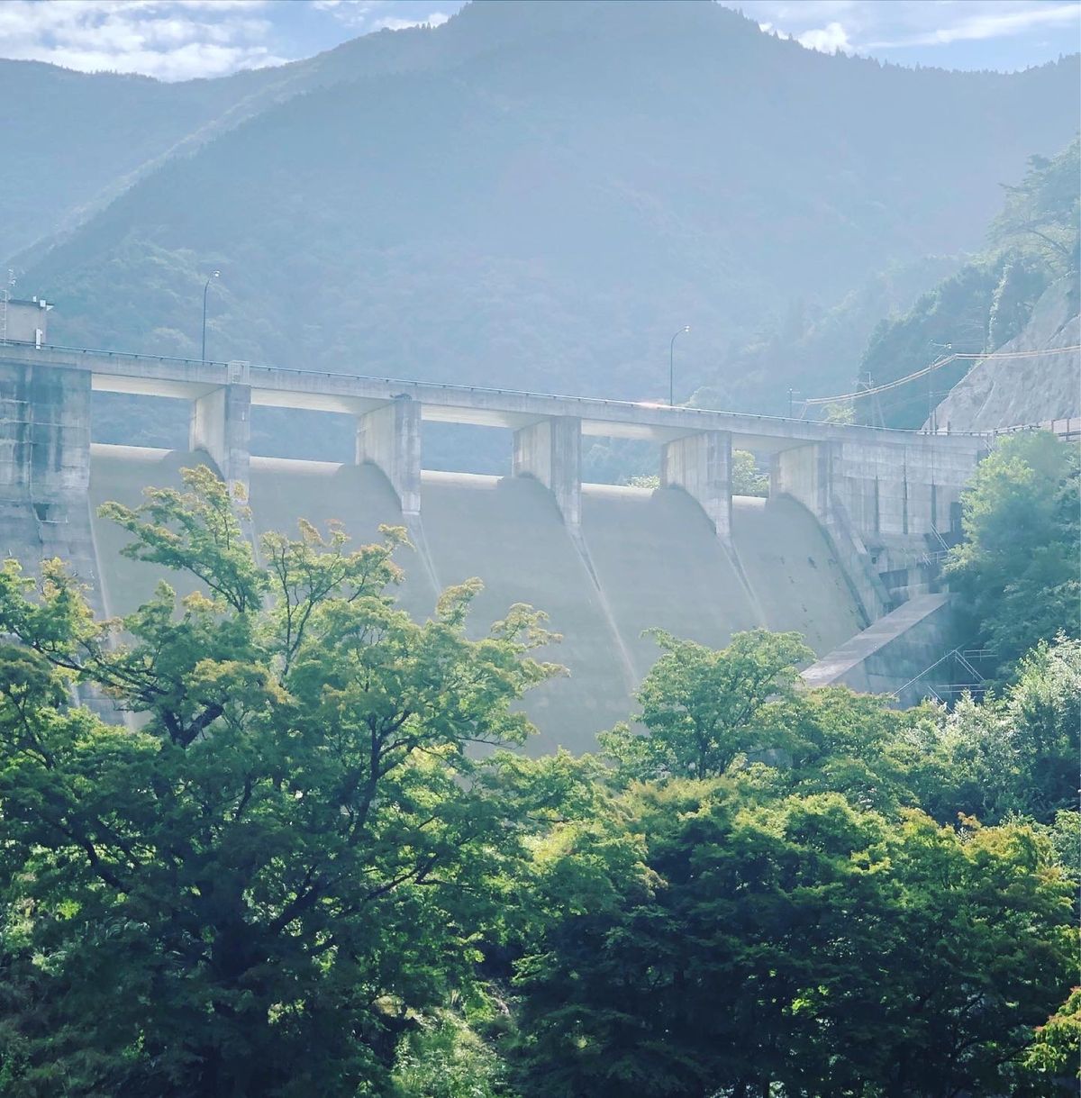 本命に行く前に寄り道。
バスの終点にはダムがあった！ということで、野洲川ダ...