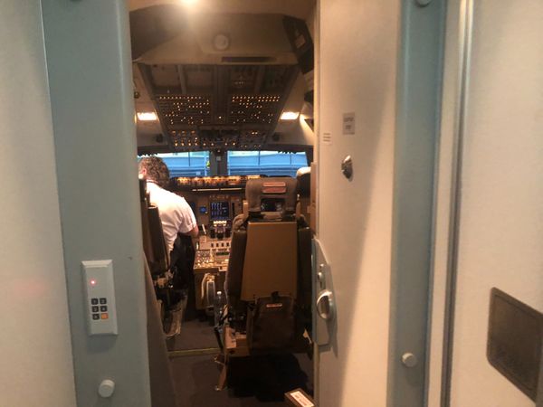 オーストラリア連邦・シドニー「カンタスのジャンボでシドニー遠征」の写真：羽田到着後、またコックピットへお邪魔しま...